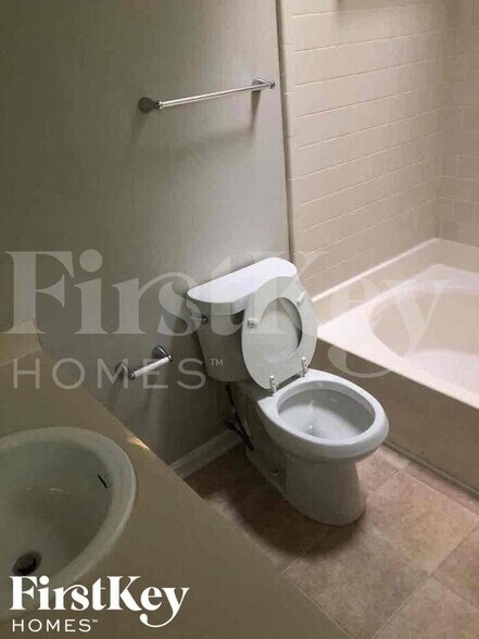 Building Photo - 5641 Clifton Pl