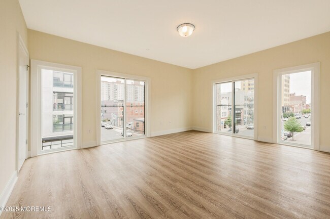 Building Photo - 700 Bangs Ave
