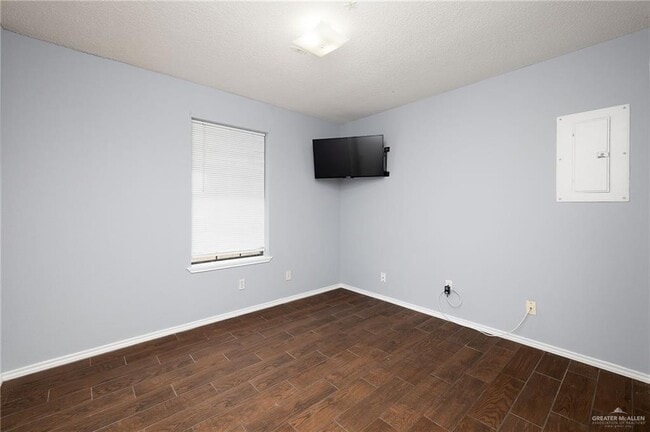 Building Photo - 1005 N Sabinas St