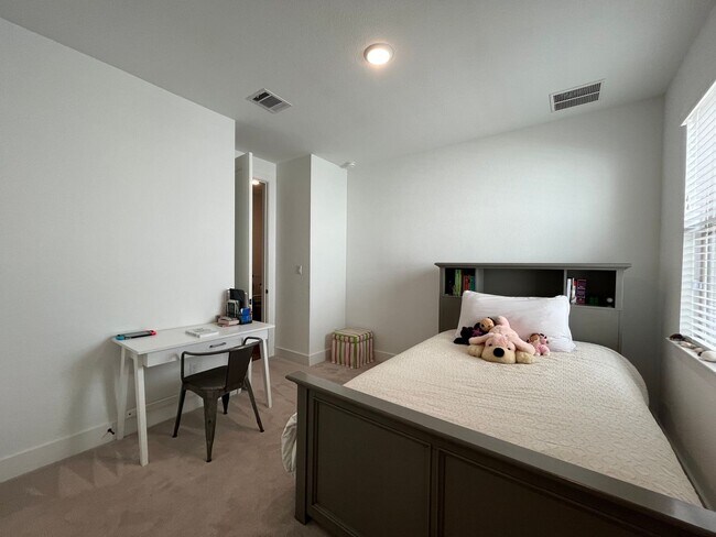 Building Photo - Beautiful 4/3 WITH PRIVATE POOL in Travisso