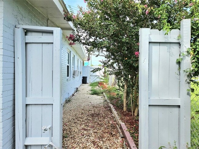 Building Photo - 4514 W Bayshore Dr