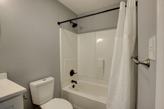 Building Photo - 133 Riverbend Dr