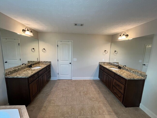 Building Photo - 1247 Cottage Pointe Ct