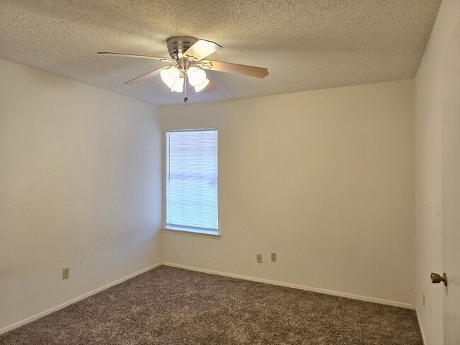 Building Photo - 3/2 House in Midway ISD!