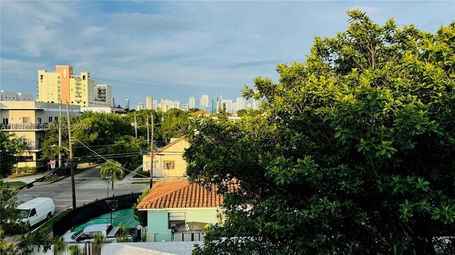 Building Photo - 1530 SW 2nd St