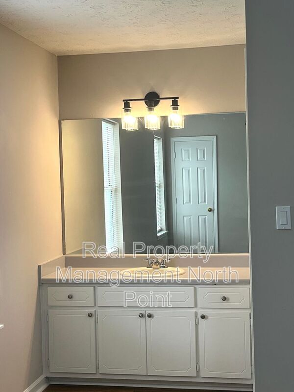 Building Photo - 5843 Summerglen Ln
