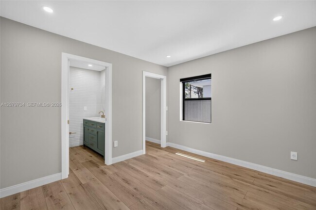Building Photo - 1011 NW 30th Ct