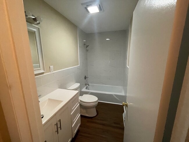 Building Photo - 11620 S Williamsburg Dr