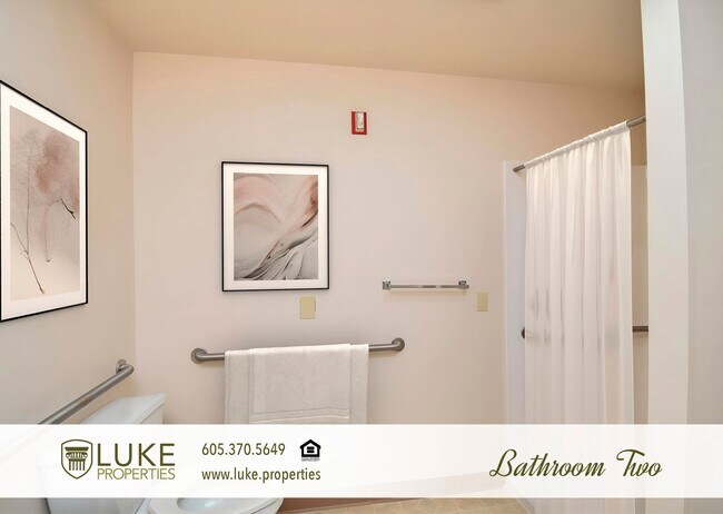 Building Photo - 138 N Sycamore Ave