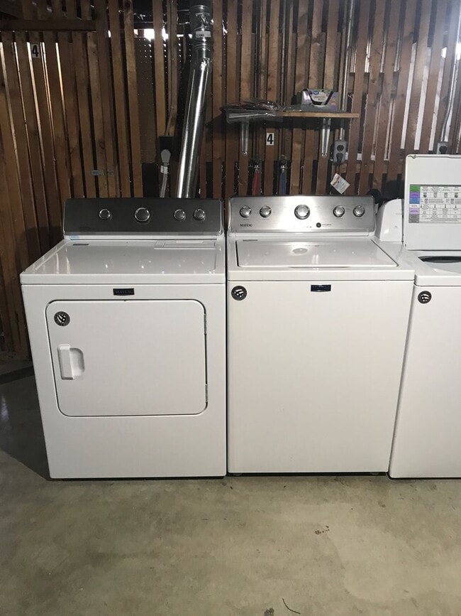 Building Photo - 742 Fairwood Dr