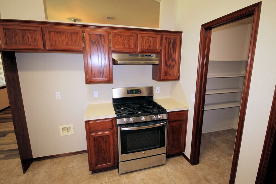 KITCHEN WITH GAS RANGE/STOVE - 16405 Osceola Trl