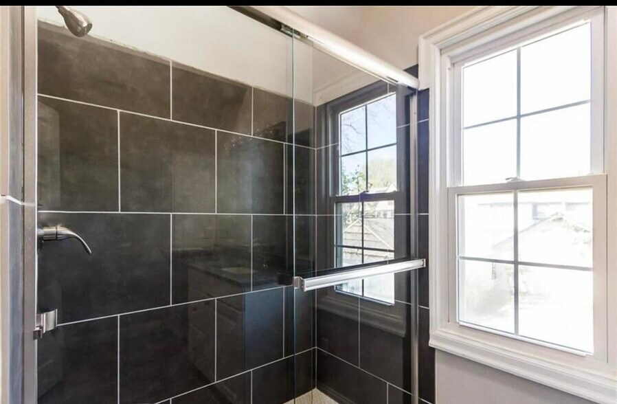 Bathroom (Upstairs) - 724 W Gregory Blvd