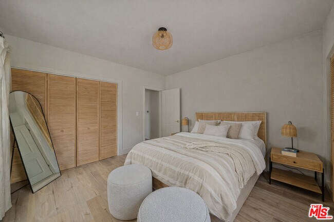 Building Photo - 8822 Rosewood Ave