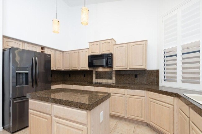 Building Photo - 3350 S Oleander Dr
