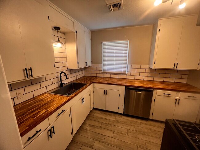 Building Photo - 1321 N 2nd Ave