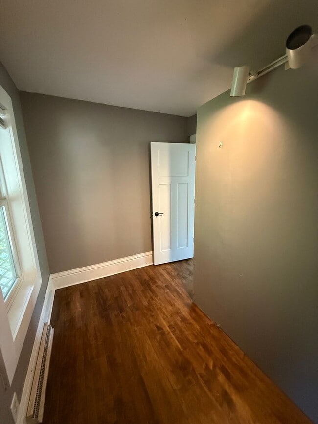 Building Photo - Charming 3-Bedroom Single Family Home in C...
