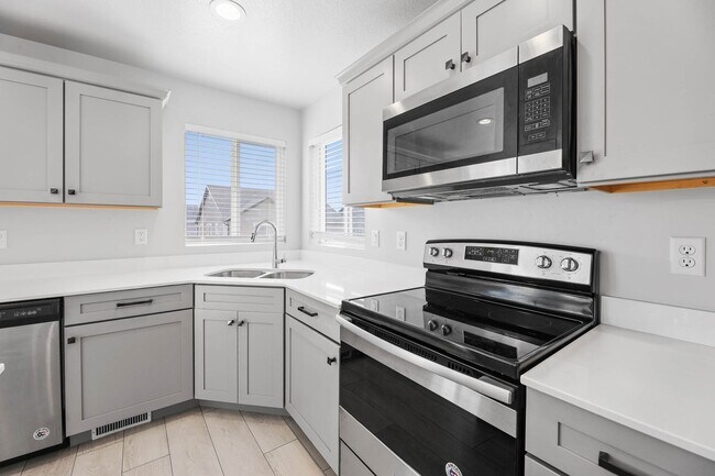 Building Photo - 6 Bedroom 3.5 Bathroom House in Saratoga Springs!