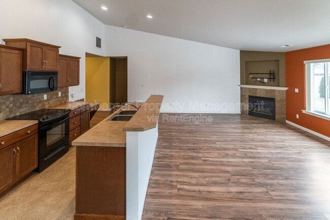 Building Photo - 1807 E Vanetta Ave