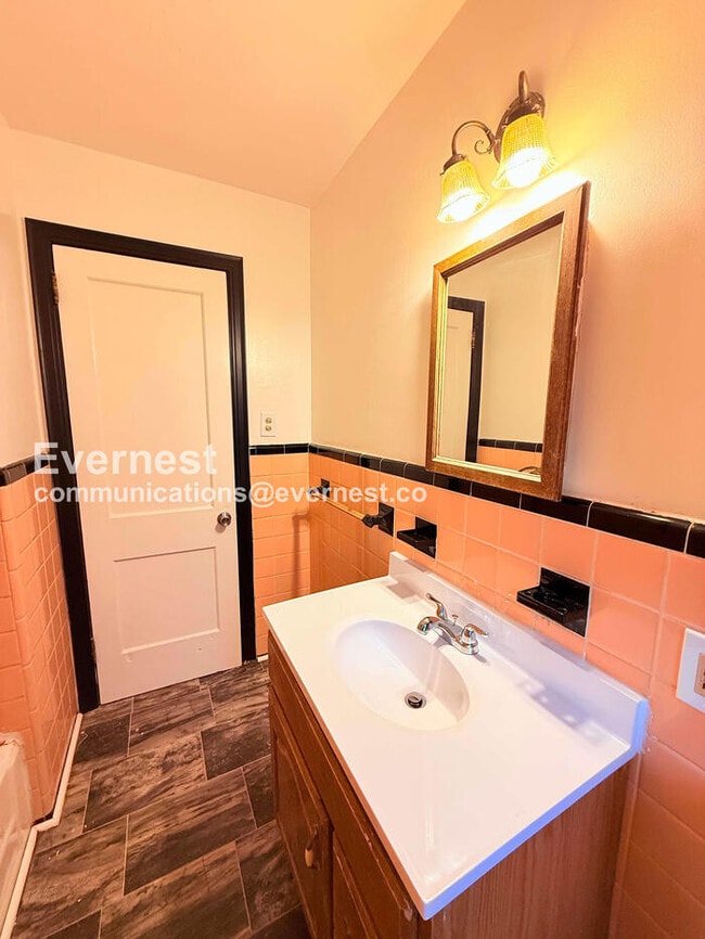 Building Photo - 25337 Ivanhoe Ave