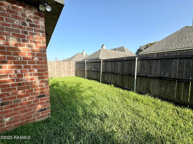 Building Photo - 121 Troubadore Dr