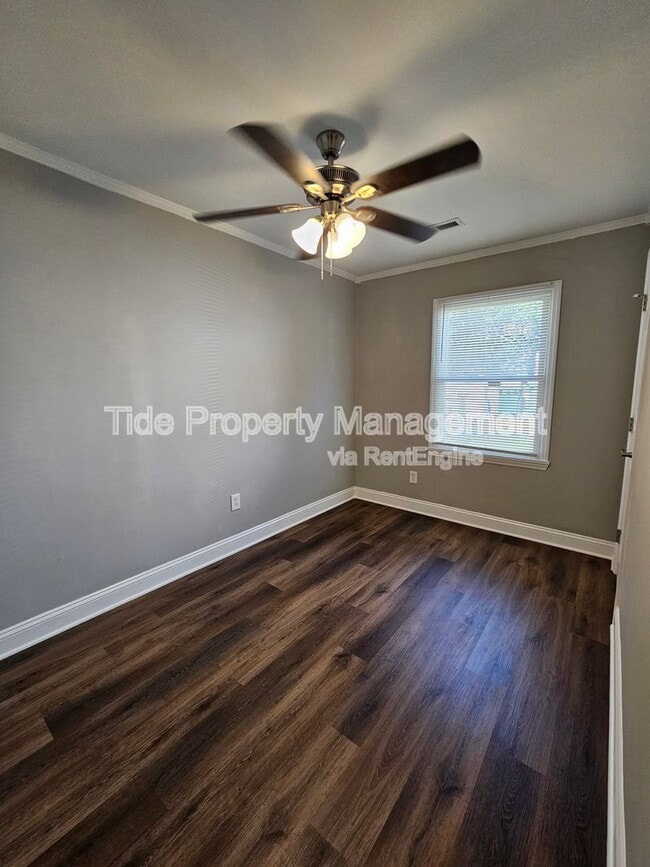Building Photo - 5821 Robinhood Dr