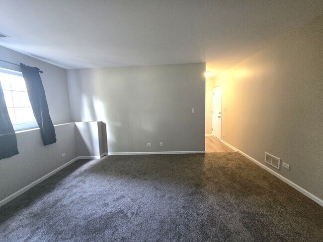 Building Photo - 652 S Rosehall Ln
