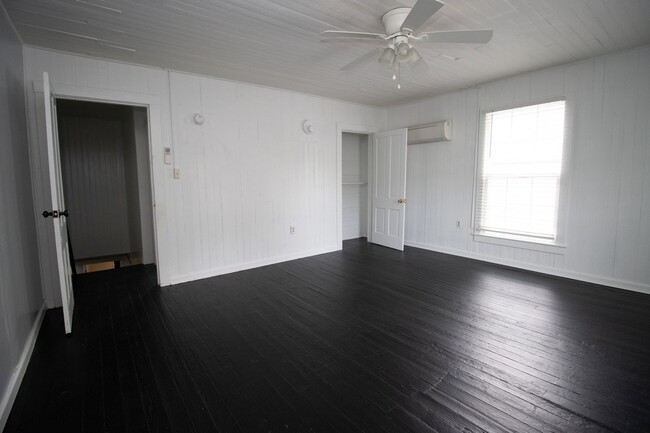 Building Photo - 2 Bedroom, 1.5 Bath in West Columbia, Step...