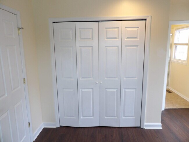 Building Photo - 102 Cedar Dr