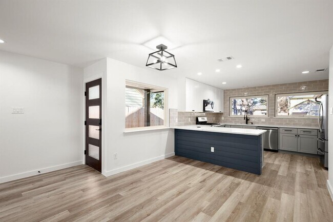 Building Photo - 9717 Anderson Village Dr