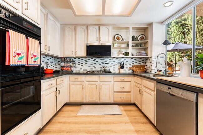 Building Photo - Summerlin 3 Bed / 2.5 Bath Home — Available October 5, 2026