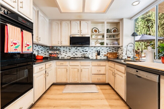 Building Photo - Summerlin 3 Bed / 2.5 Bath Home with Full Solar Panel Use! — Available October 5, 2026
