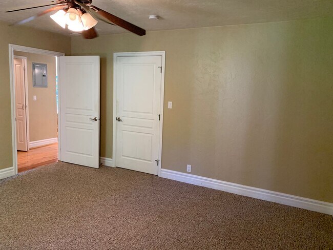 Building Photo - 5 bedroom 3 bathroom gorgeous house with v...