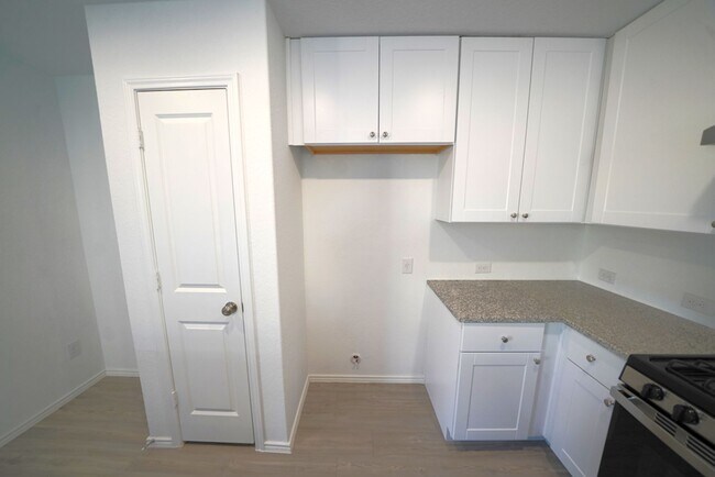 Building Photo - Like-New Home Now Available For Rent in Converse, TX! Realtor Commission offered: $600