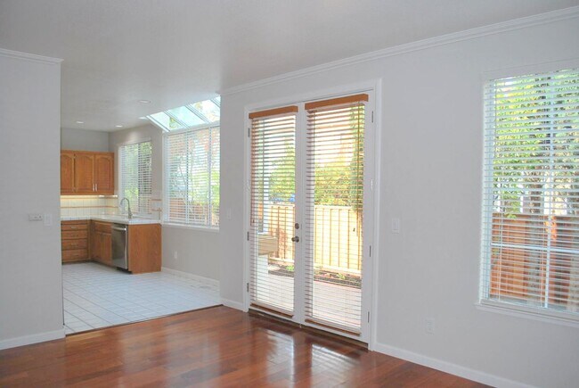 Building Photo - Updated Detached Home in Gated Fleur Du Mo...