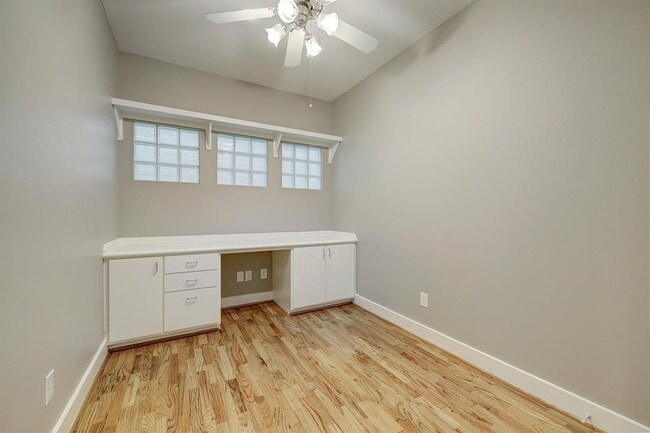 Building Photo - 9805 Riddlelink Ln