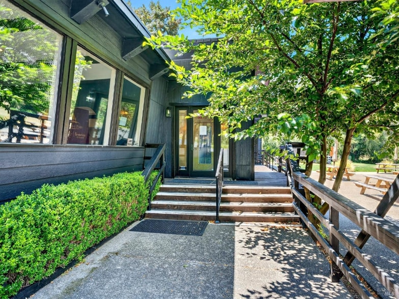 Building Photo - 16451 Golf Rd