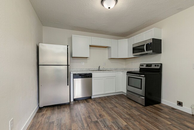 Building Photo - 1 Bedroom | 1 Bathroom | Apartment | Located In the Heart of Downtown and Near Campus's