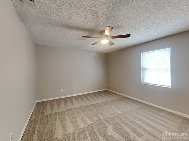 Building Photo - 2731 Greenwood Ln W