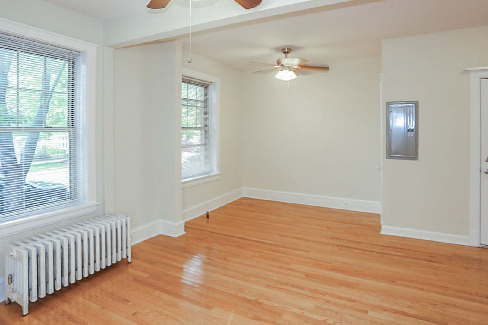 Building Photo - 1615 W Berteau Ave