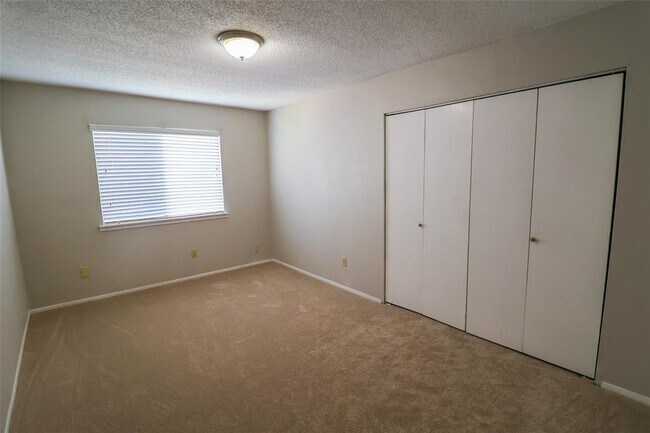Building Photo - 1546 Ridgebriar Dr