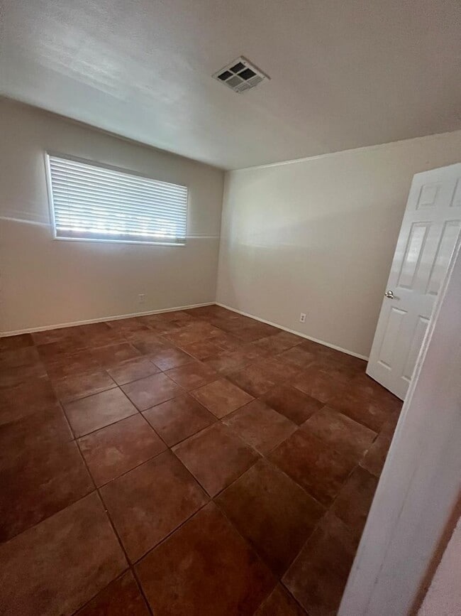 Building Photo - PRIVATE 3 bed/3 bath HOME + LARGE BONUS ROOM. NO OTHER UNITS ON PROPERTY.