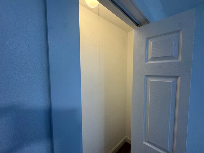 Building Photo - 1836 Cook St