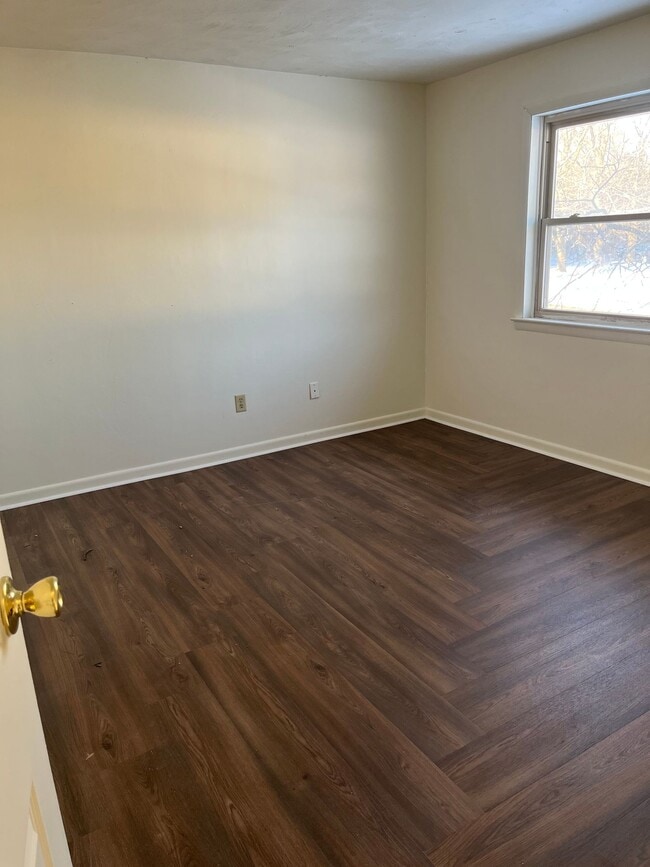 Building Photo - AVAILABLE August 1st