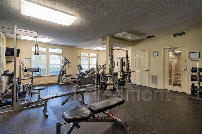 Building Photo - 220 Renaissance Pkwy NE