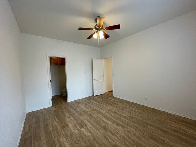 Building Photo - Charming and Updated 1913's Home! Woodstoc...
