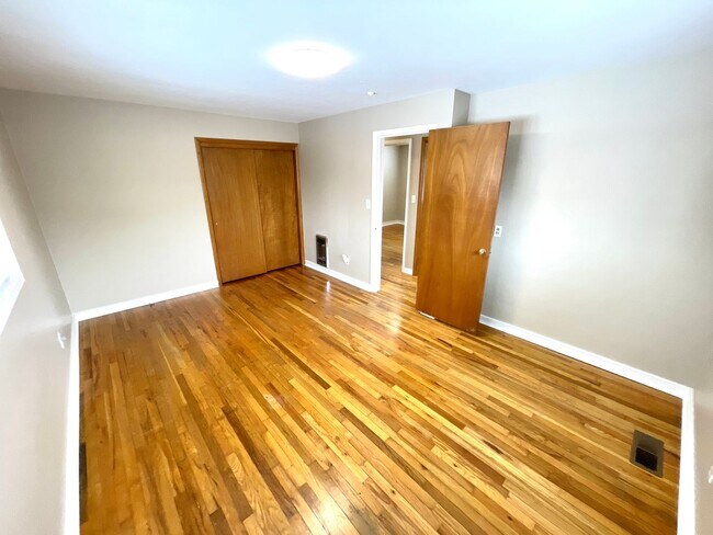 Building Photo - Three bedroom, Two bath House