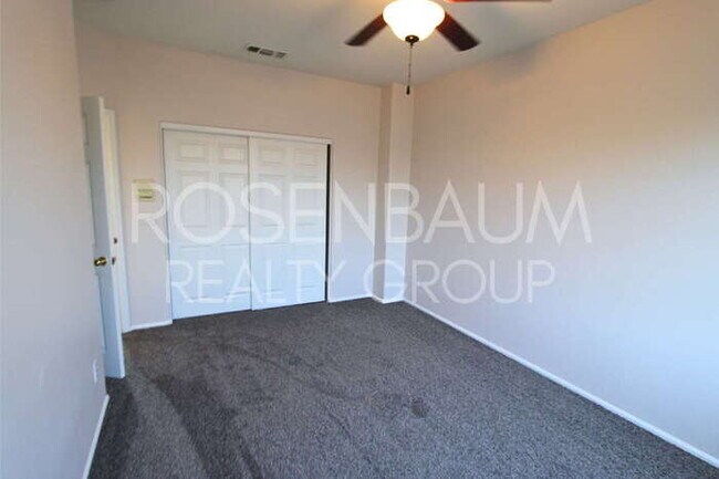Building Photo - 5-beds, 3-baths Waterfront home in Gilbert...