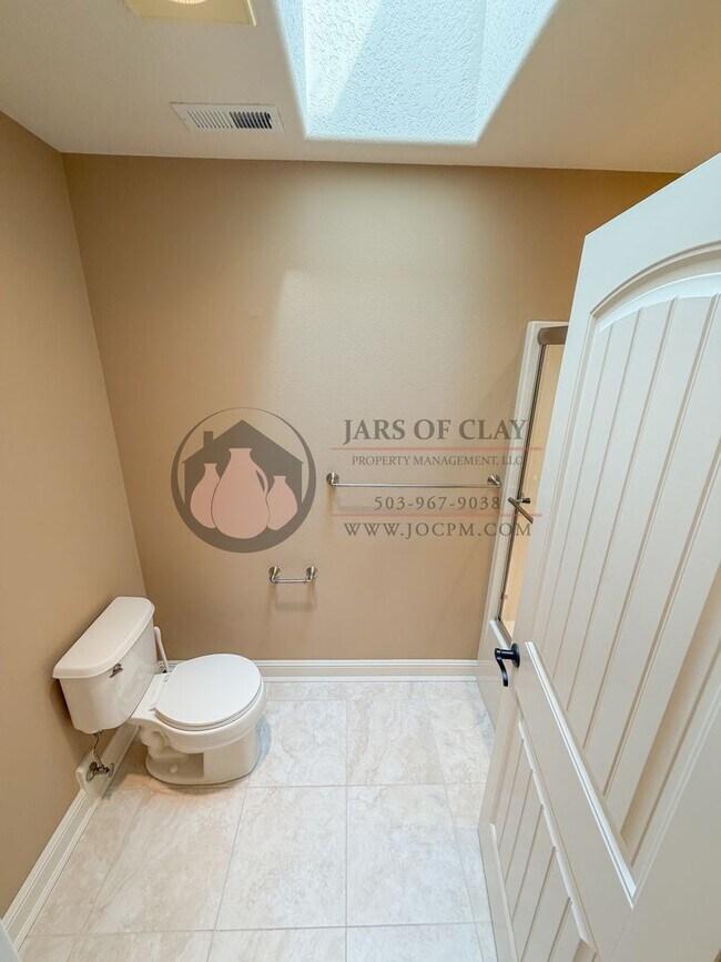 Building Photo - Luxurious Woodburn Residence | Main-Floor Primary Suite & Butler's Pantry