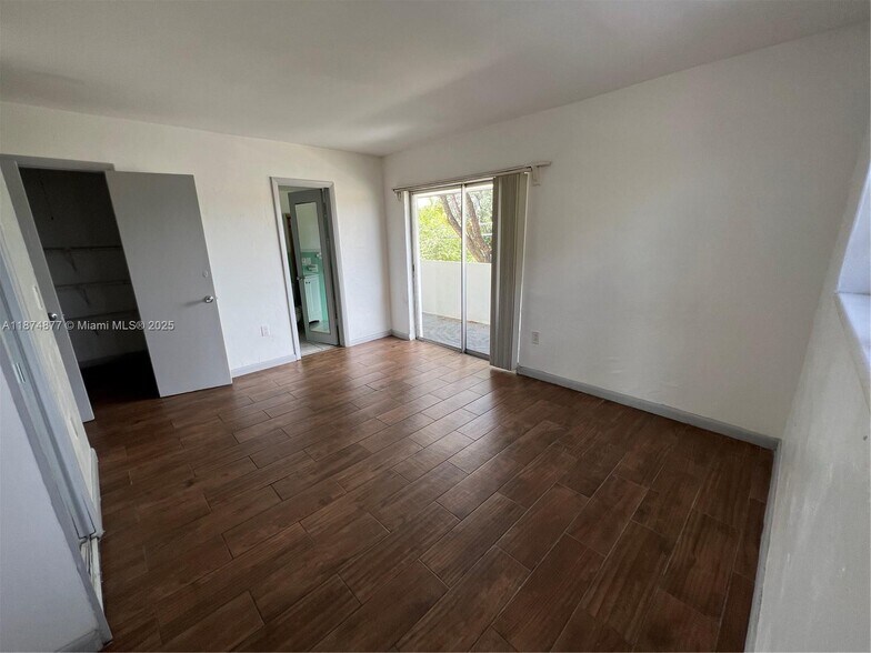 Building Photo - 465 S Royal Poinciana Blvd