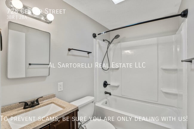 Building Photo - 728 Center St